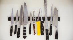 beginner knifes: knives on a magentic strip