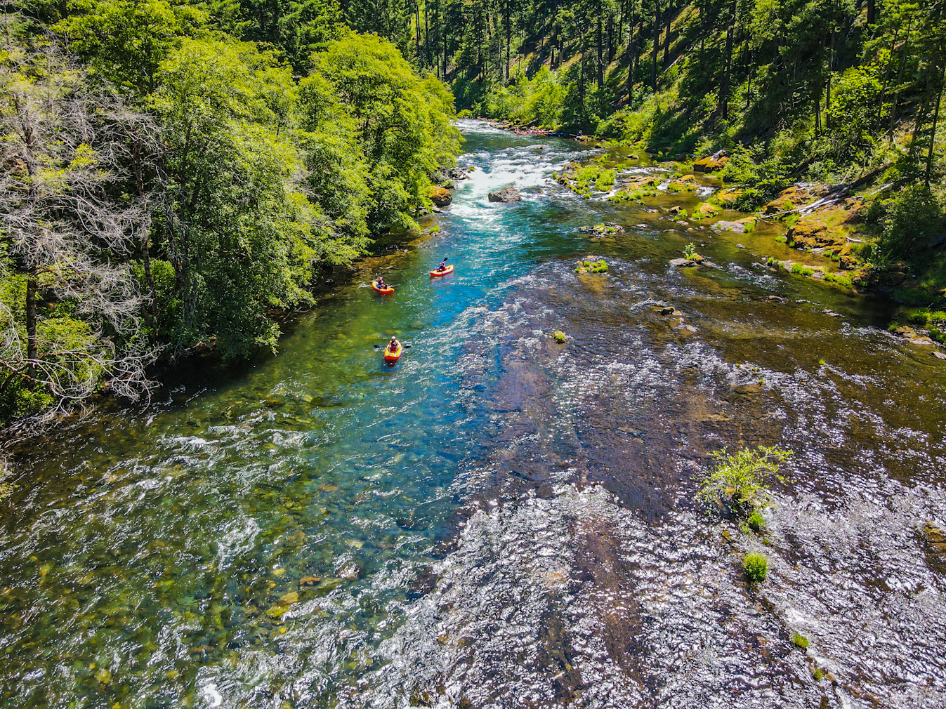 inflatable-kayakers-on-the-north-umpqua-river