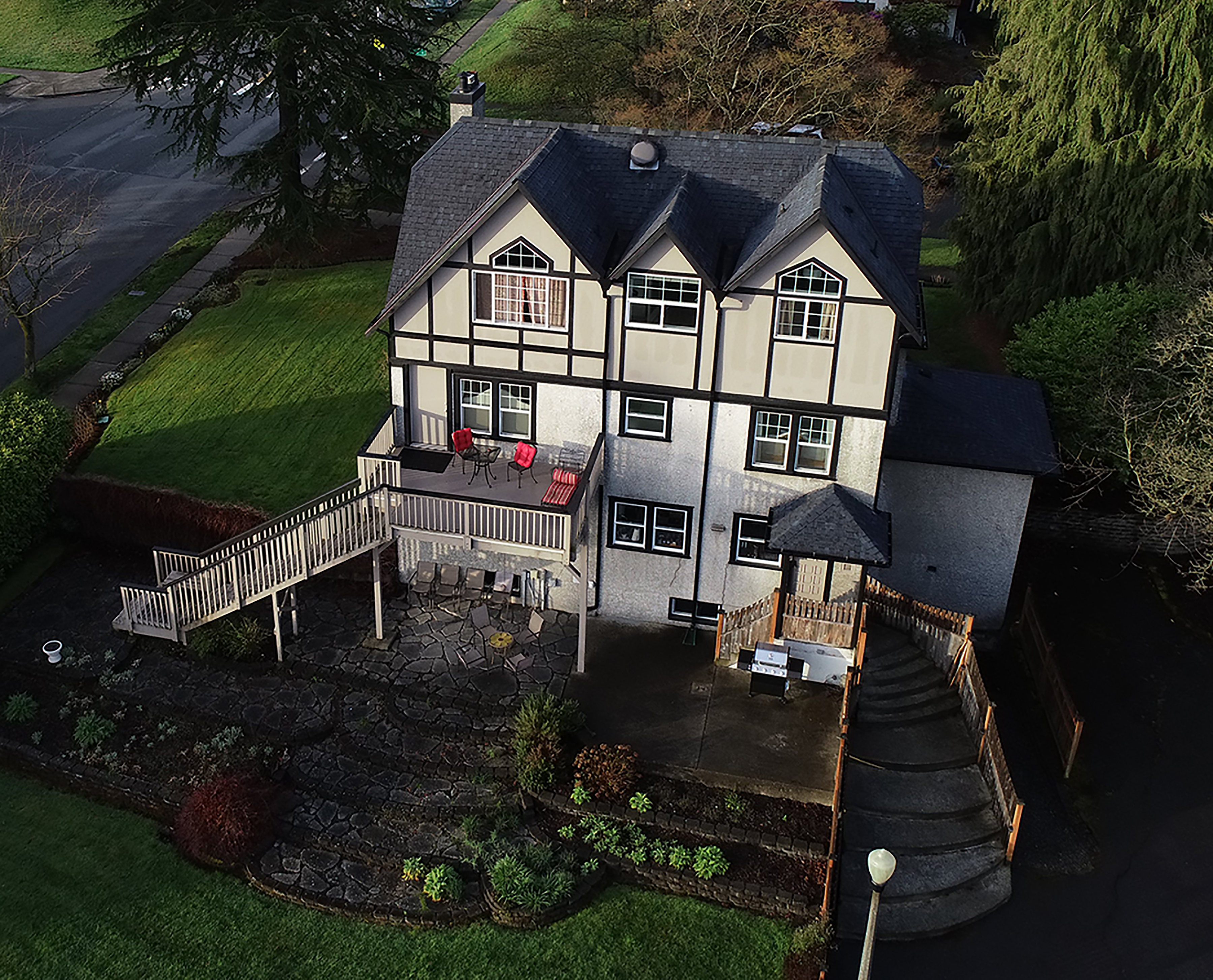 victorian-era-architecture-makes-this-historic-home-standout