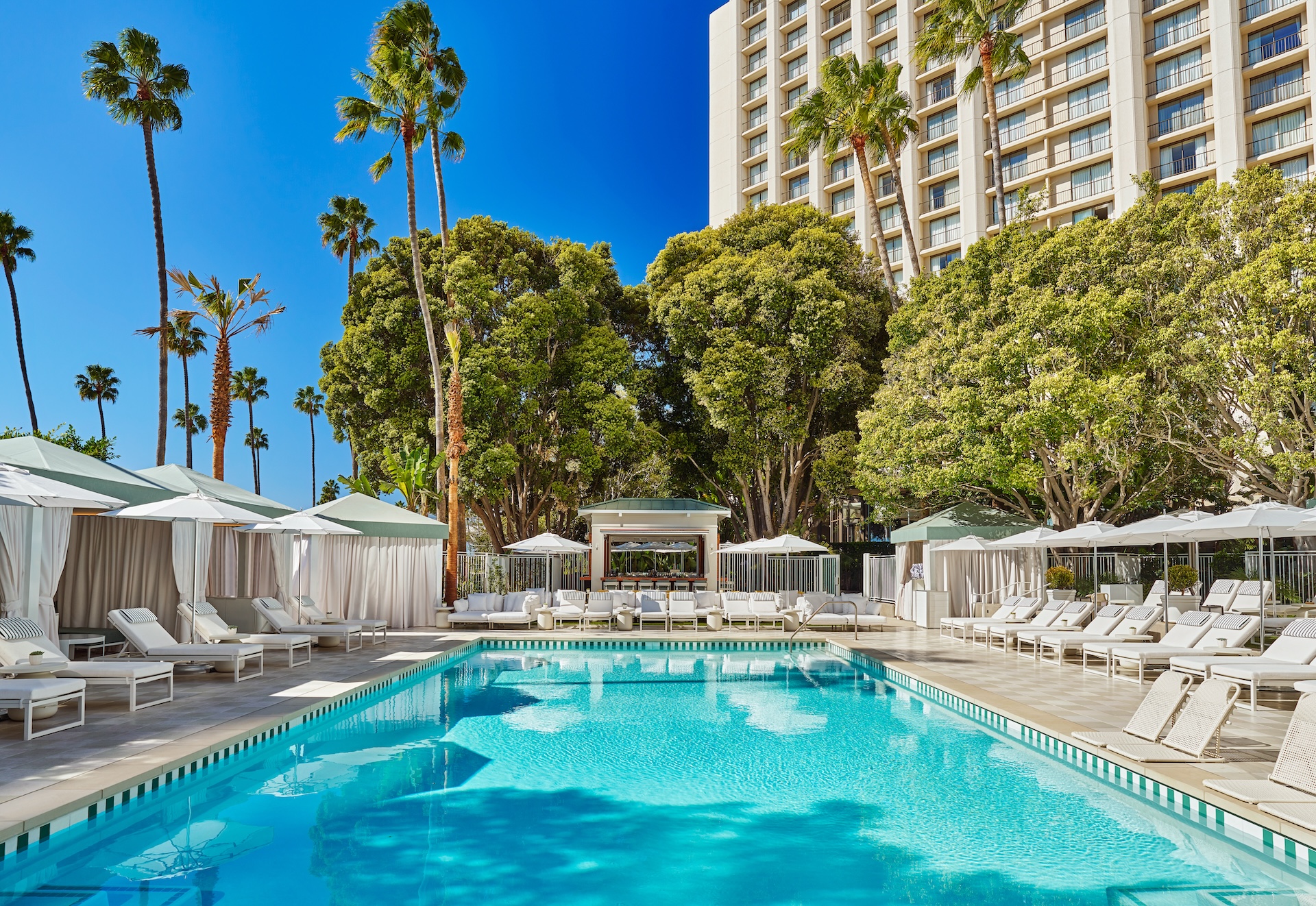 outdoor-pool-at-pendry-newport-beach