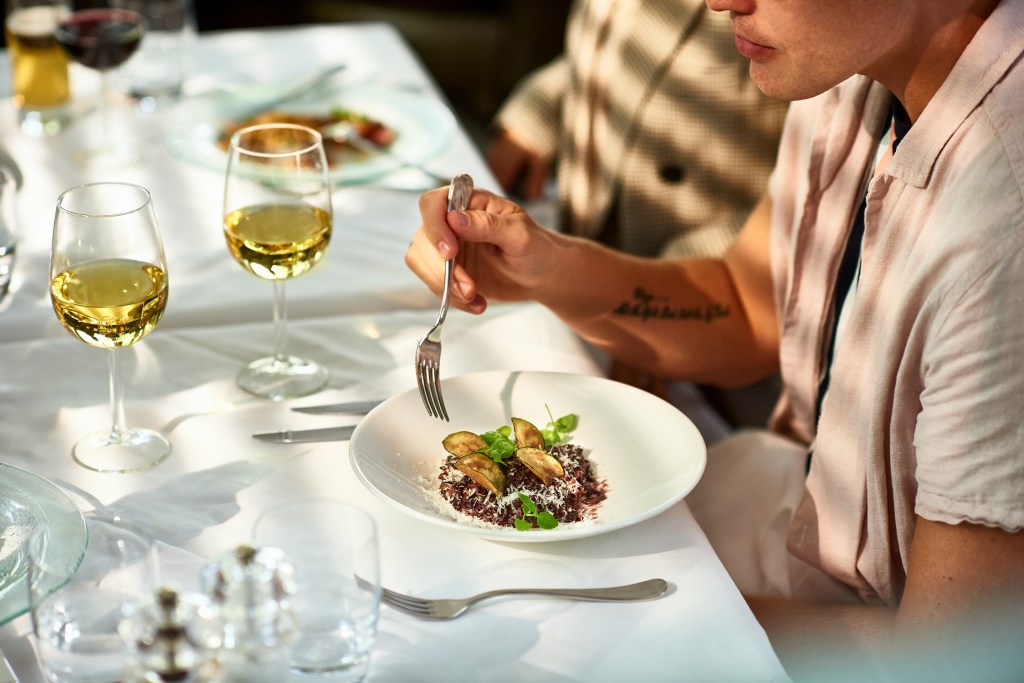 5 Clever Ways to Score a Nearly-Impossible Dinner Reservation