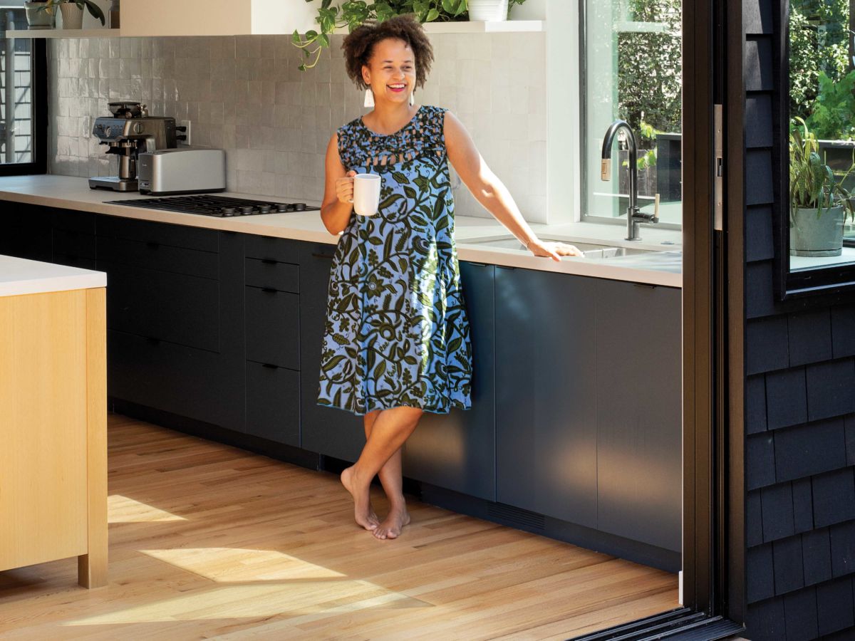 Anyeley Hallová in Her Kitchen