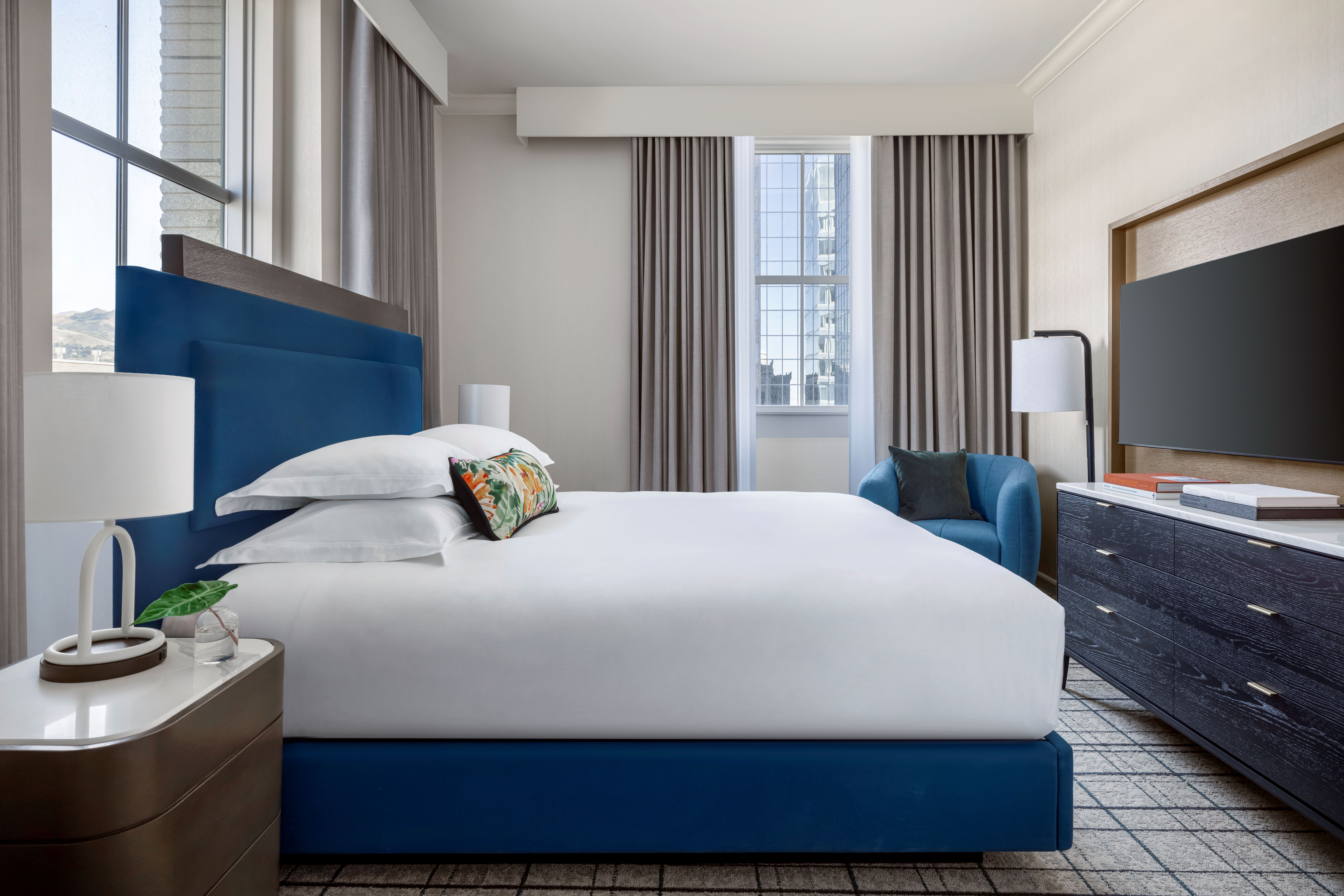 guestroom-bed