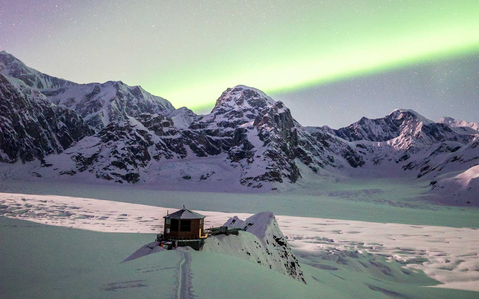 Sheldon Chalet in Denali under the northern lights