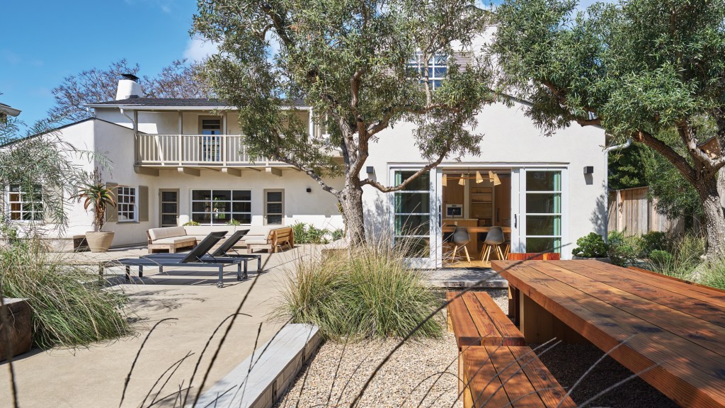 This Reimagined Ranch House by Sunset’s Favorite Architect Is Everything We Love About Indoor-Outdoor Living
