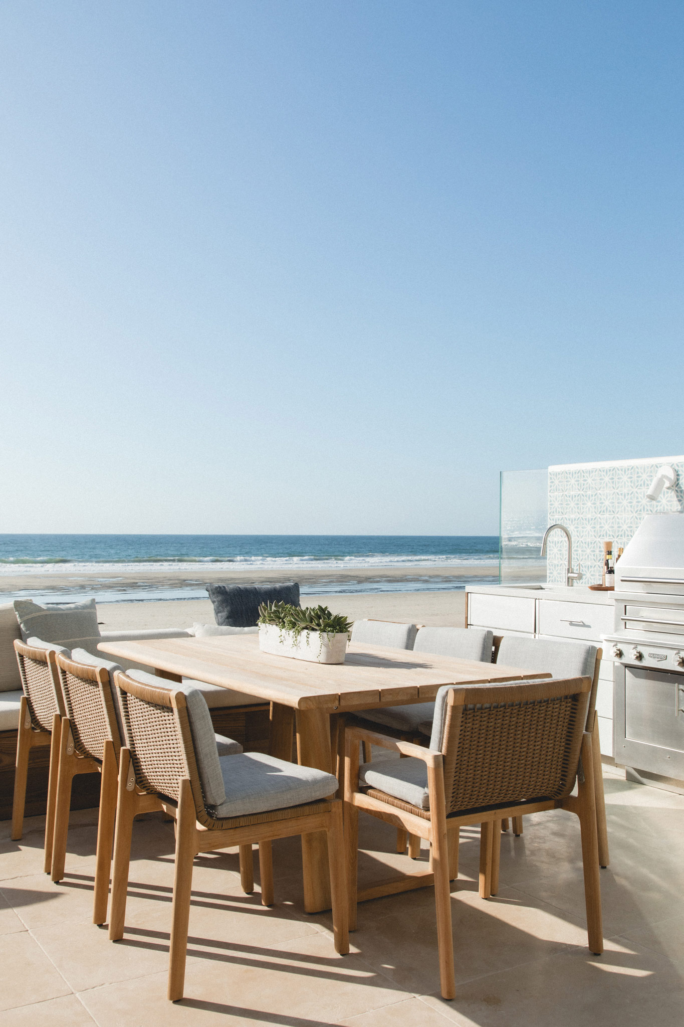 Outdoor Dining Del Mar Beach House by Raili Clasen