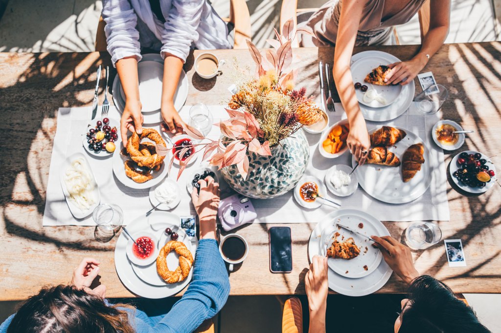 9 Hosting Essentials Designers Swear by for Outdoor Parties