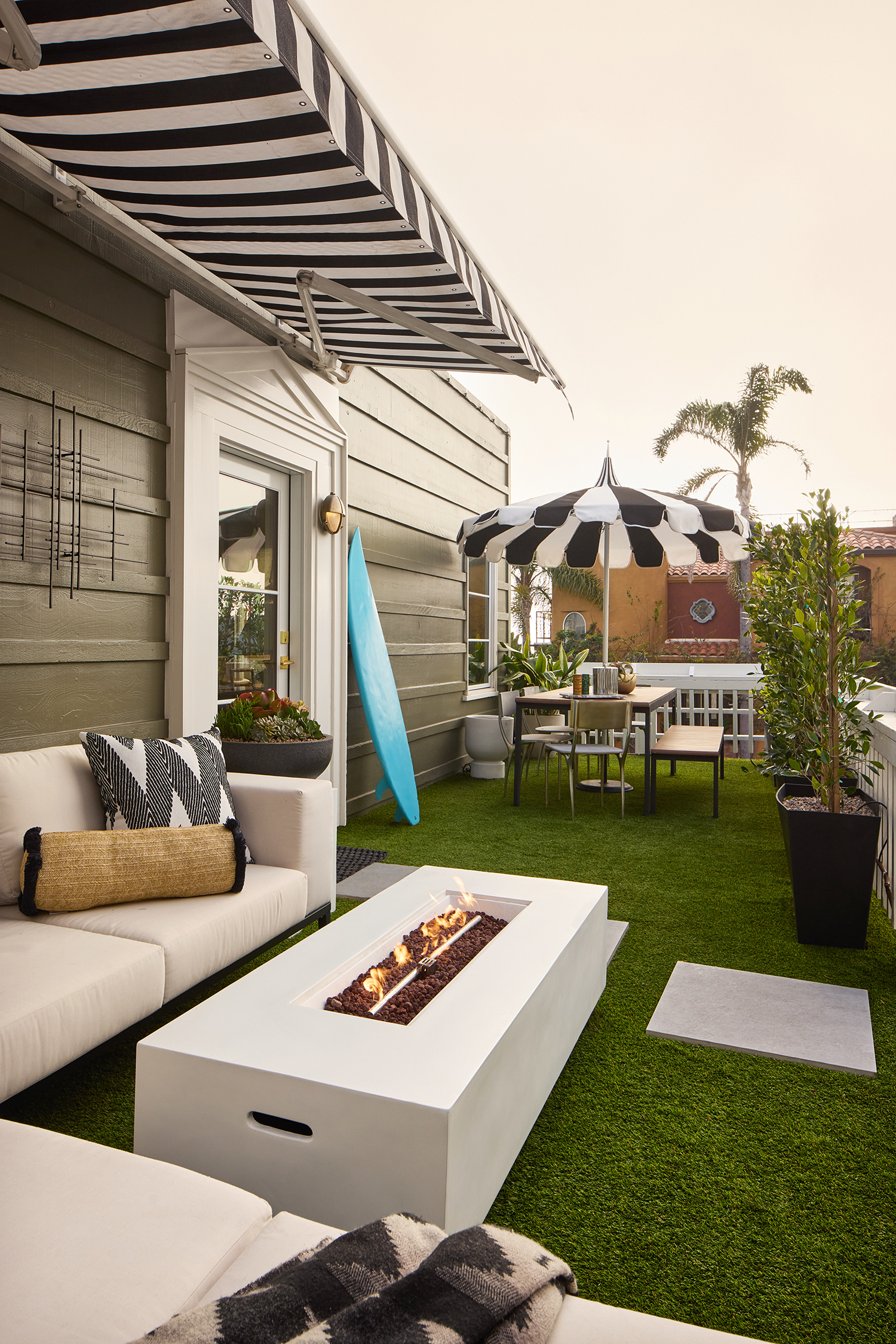 Outdoor Dining in Manhattan Beach Bungalow by Maestri Studio