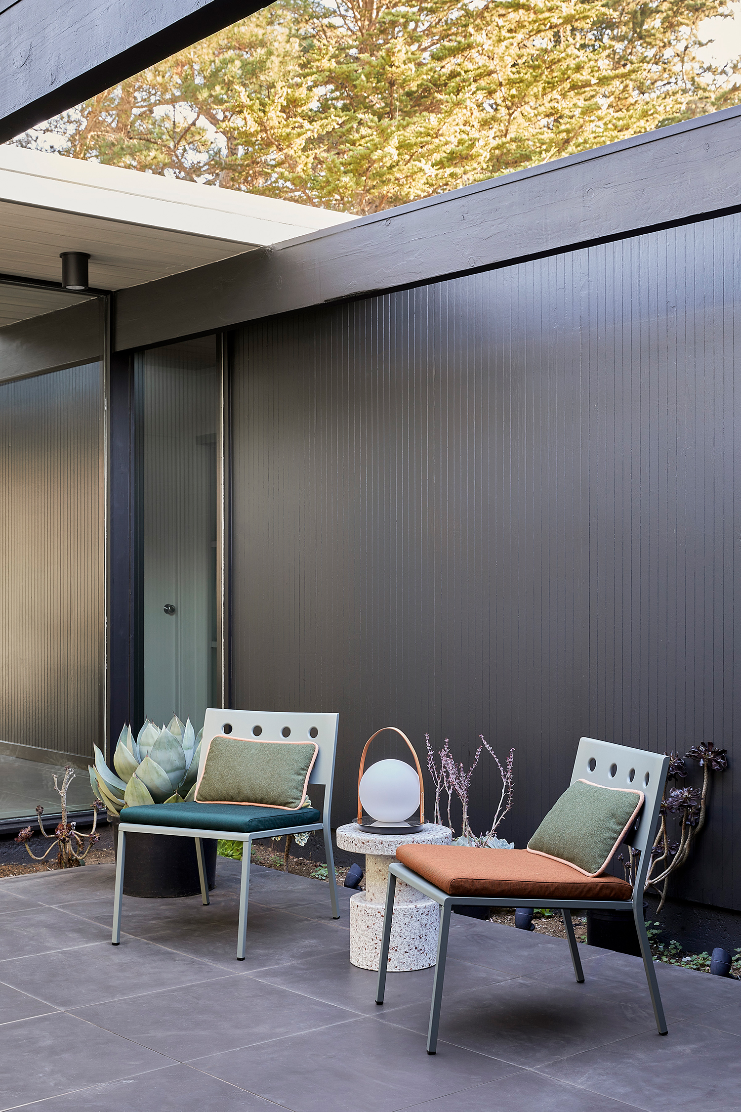 Outdoor Seating in San Mateo Eichler by Cathie Hong