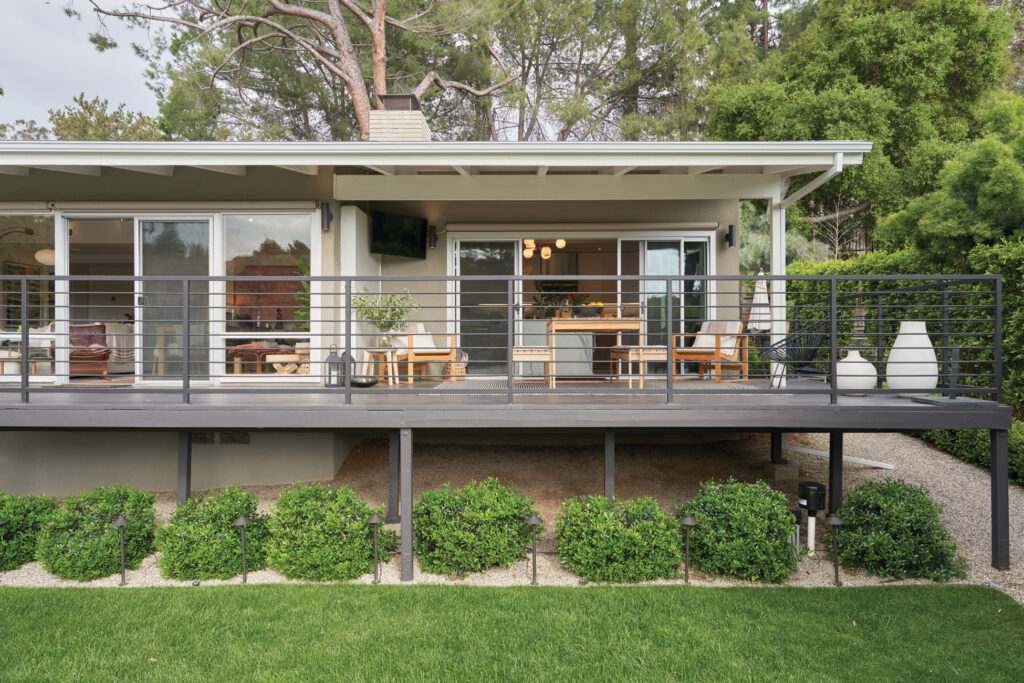 Hilde and Reza Leiaghat's Exterior Deck