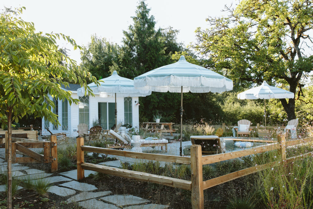 Poolhouse Emily Henderson Pool