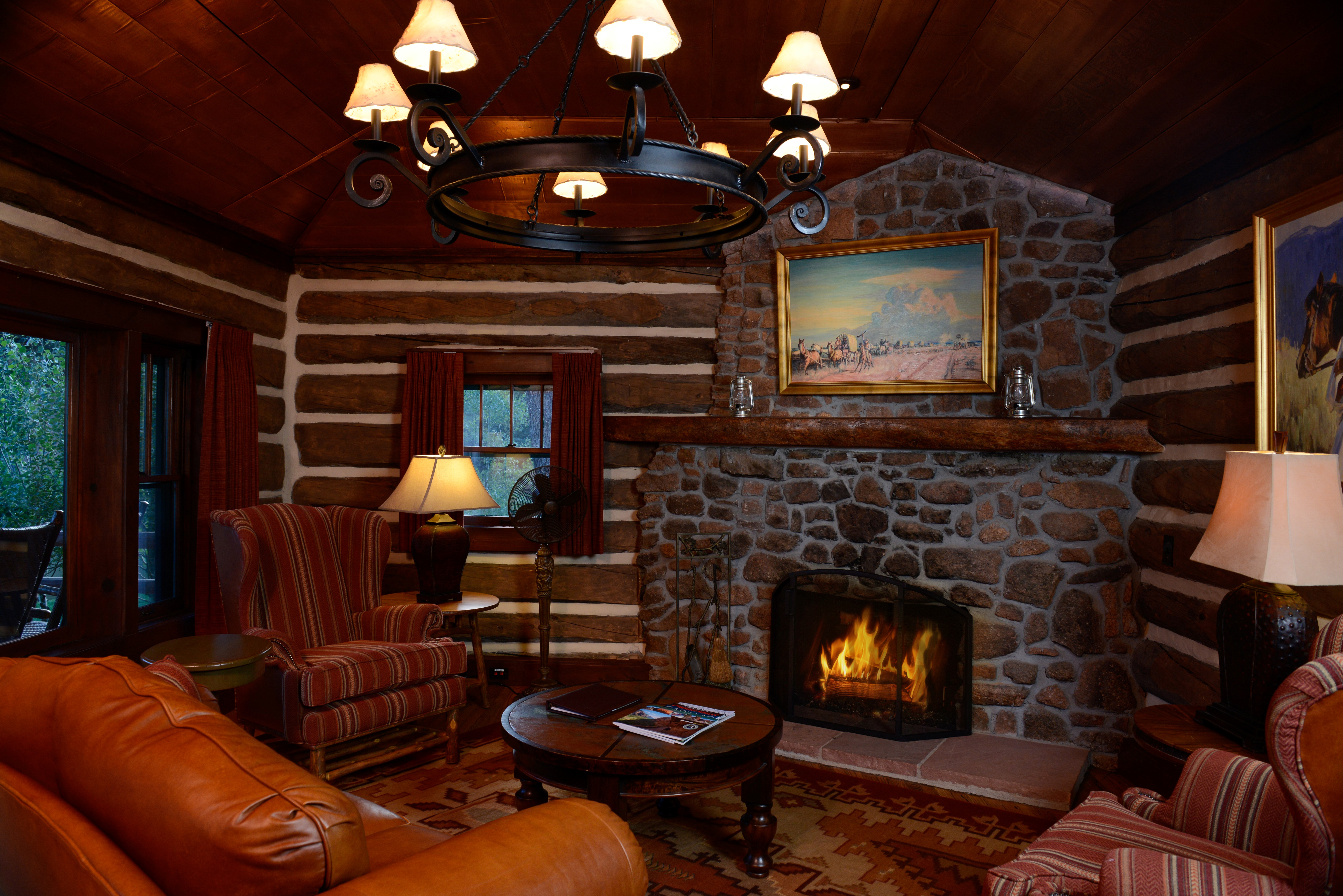 the-living-room-in-the-copper-cabin