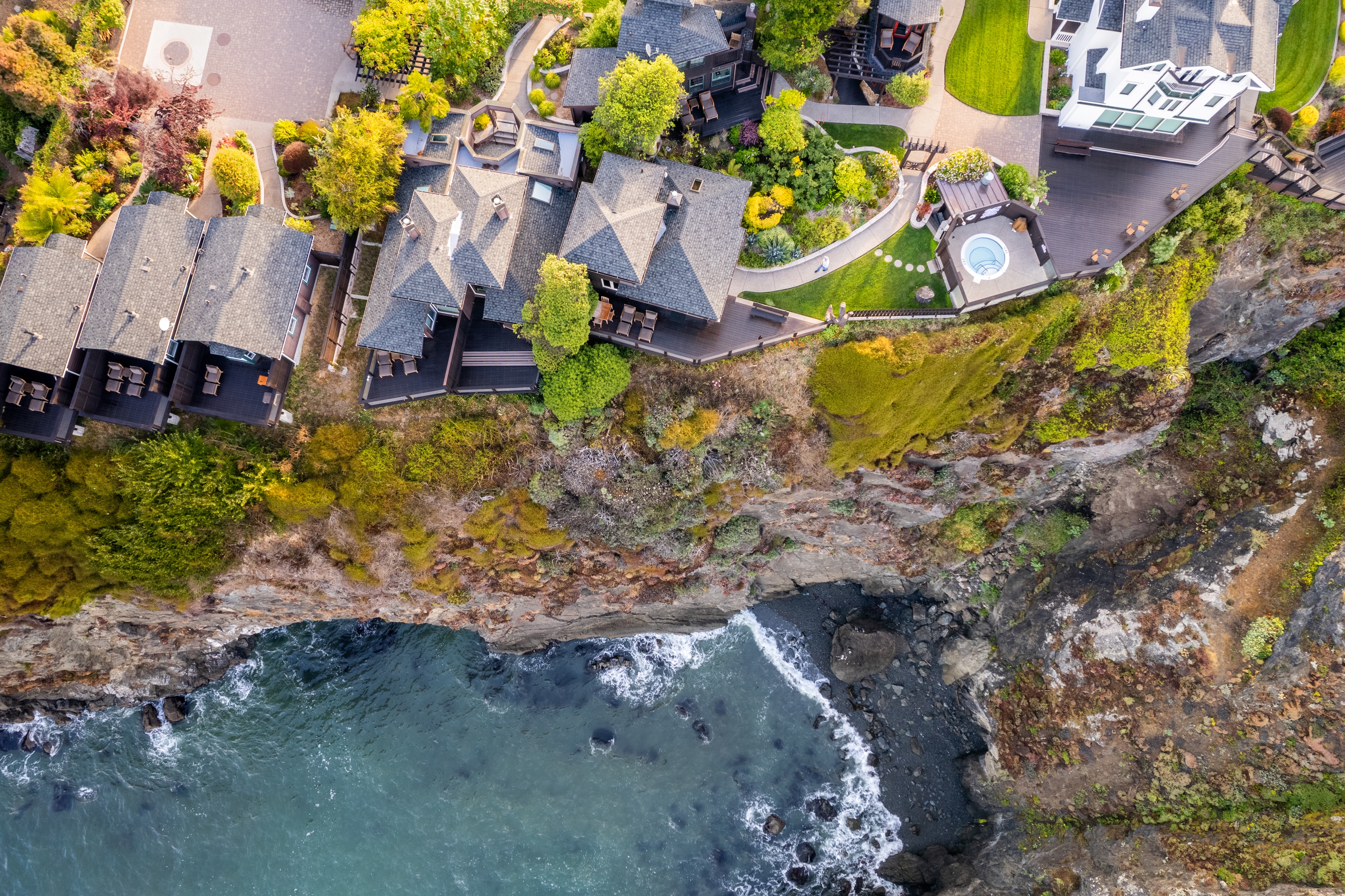 sacred-rock-inn-cliffs