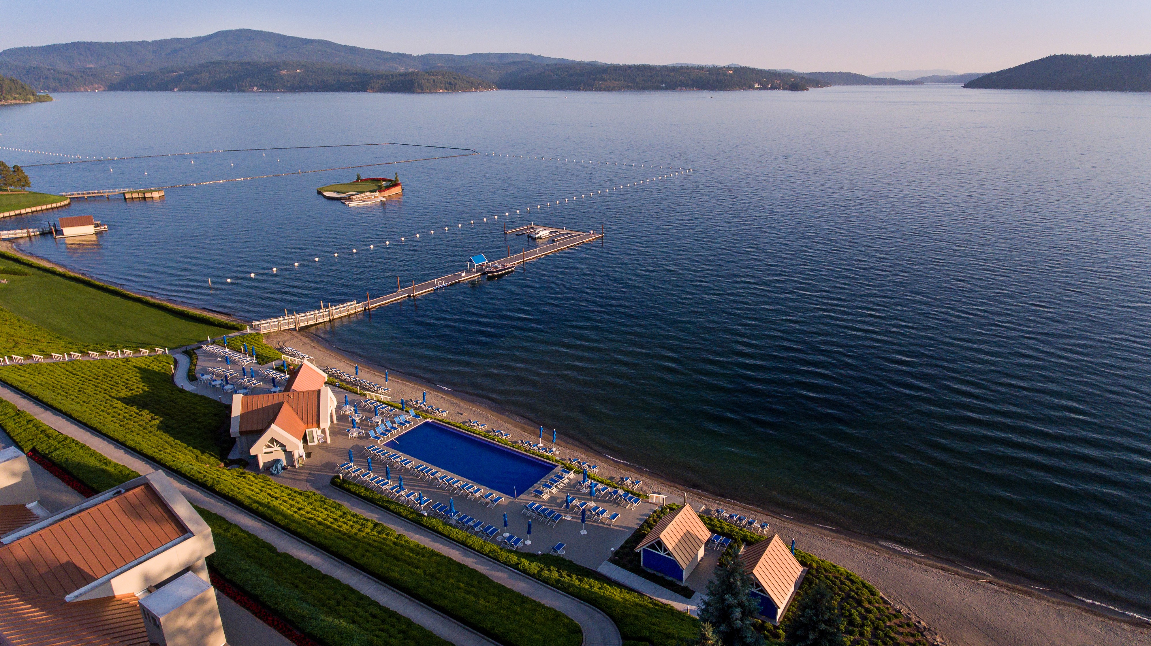 coeur-dalene-resorts-infinity-pool-and-floating-green
