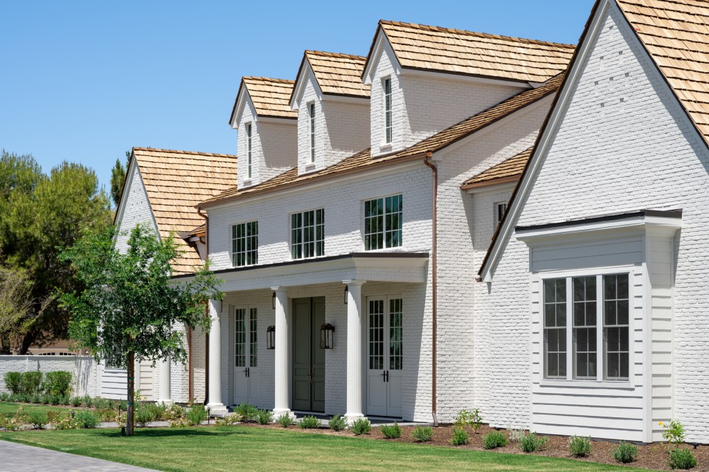 This Arizona Home Expertly Blends Traditional New England Style with a Desert-Inspired Palette