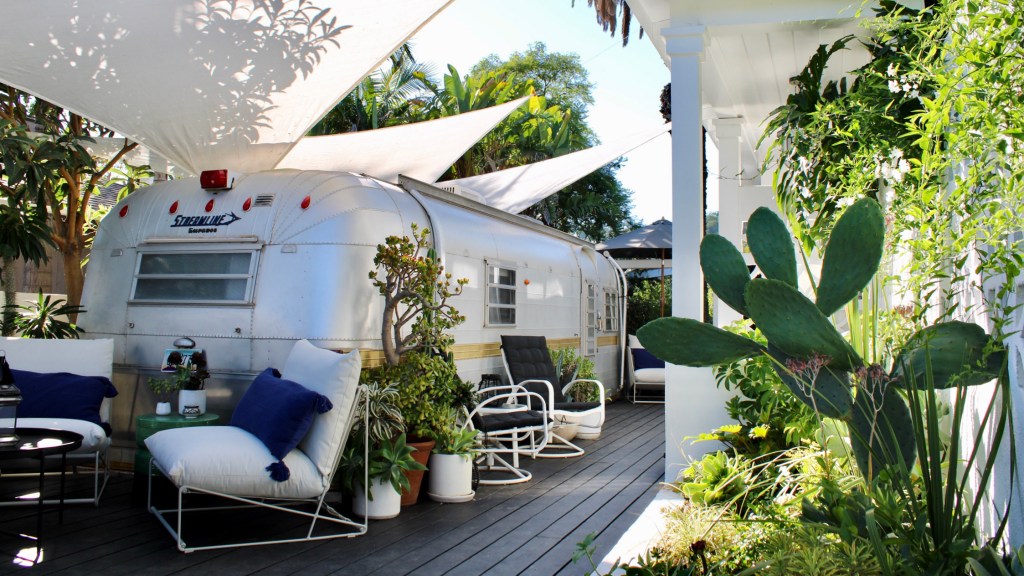 This Glam ’70s Vintage Trailer Is the Perfect Cozy Retreat for Two