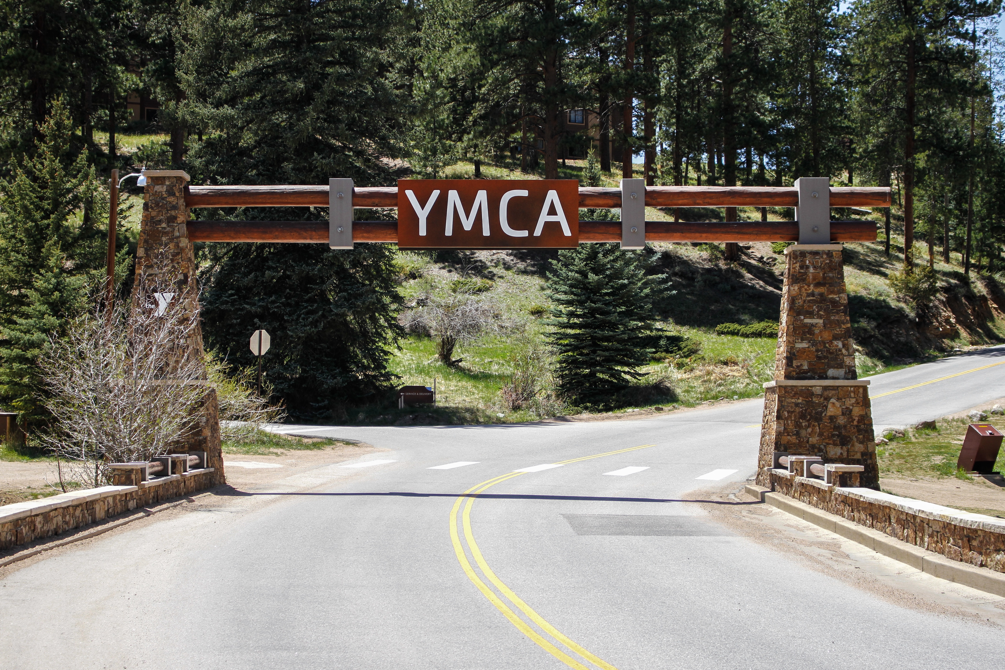 entrance-to-ymca-of-the-rockies-estes-park-center