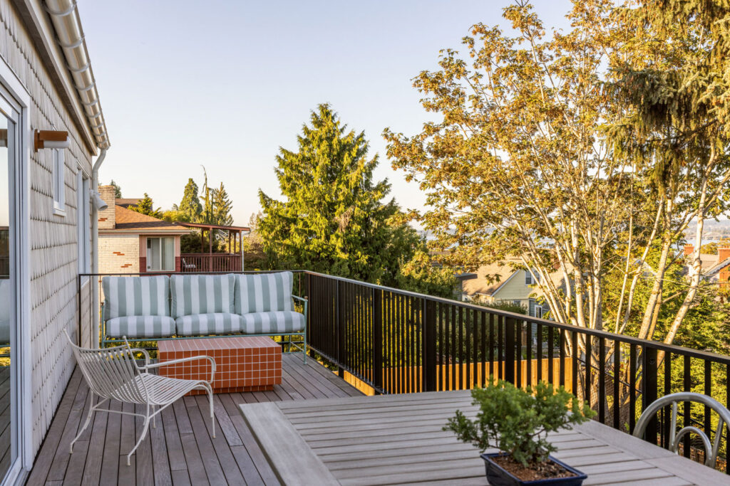 Upper Deck in Seattle House by Best Practice Architecture