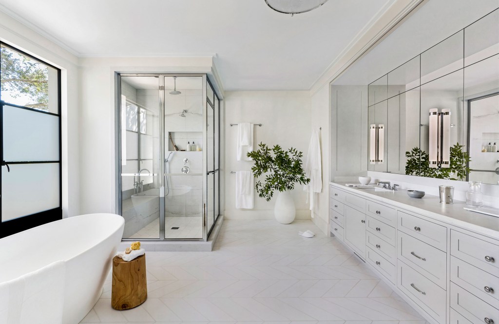 7 Clever Ways to Make a White Bathroom Feel Actually Exciting