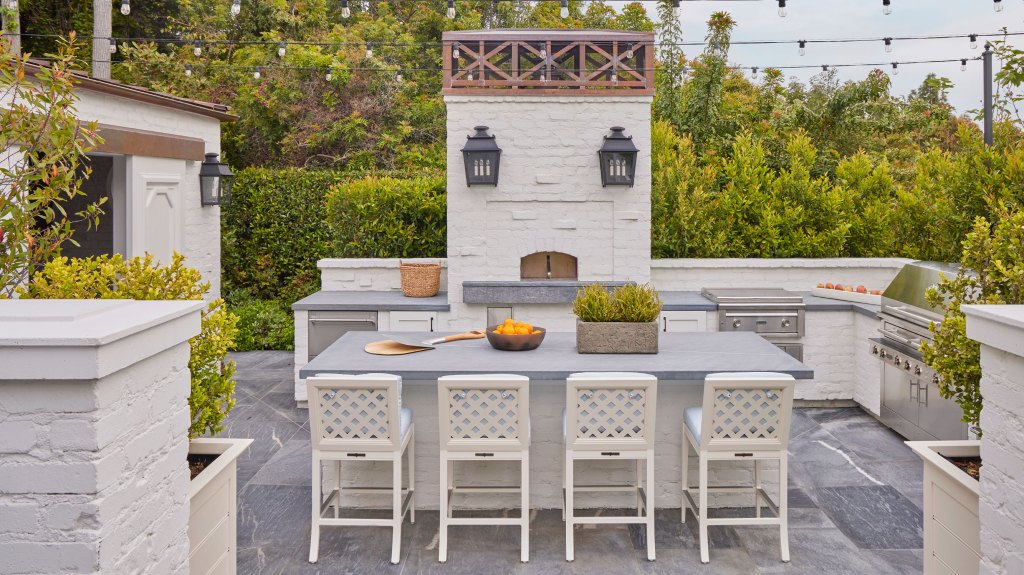 How to Create the Perfect Outdoor Kitchen, According to Interior Designers