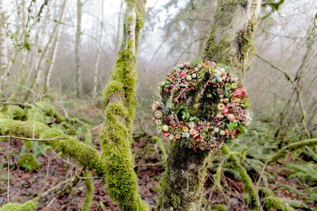 Here’s the Secret to a Holiday Wreath That Won’t Wither, Plus Other Winter Decor Tips