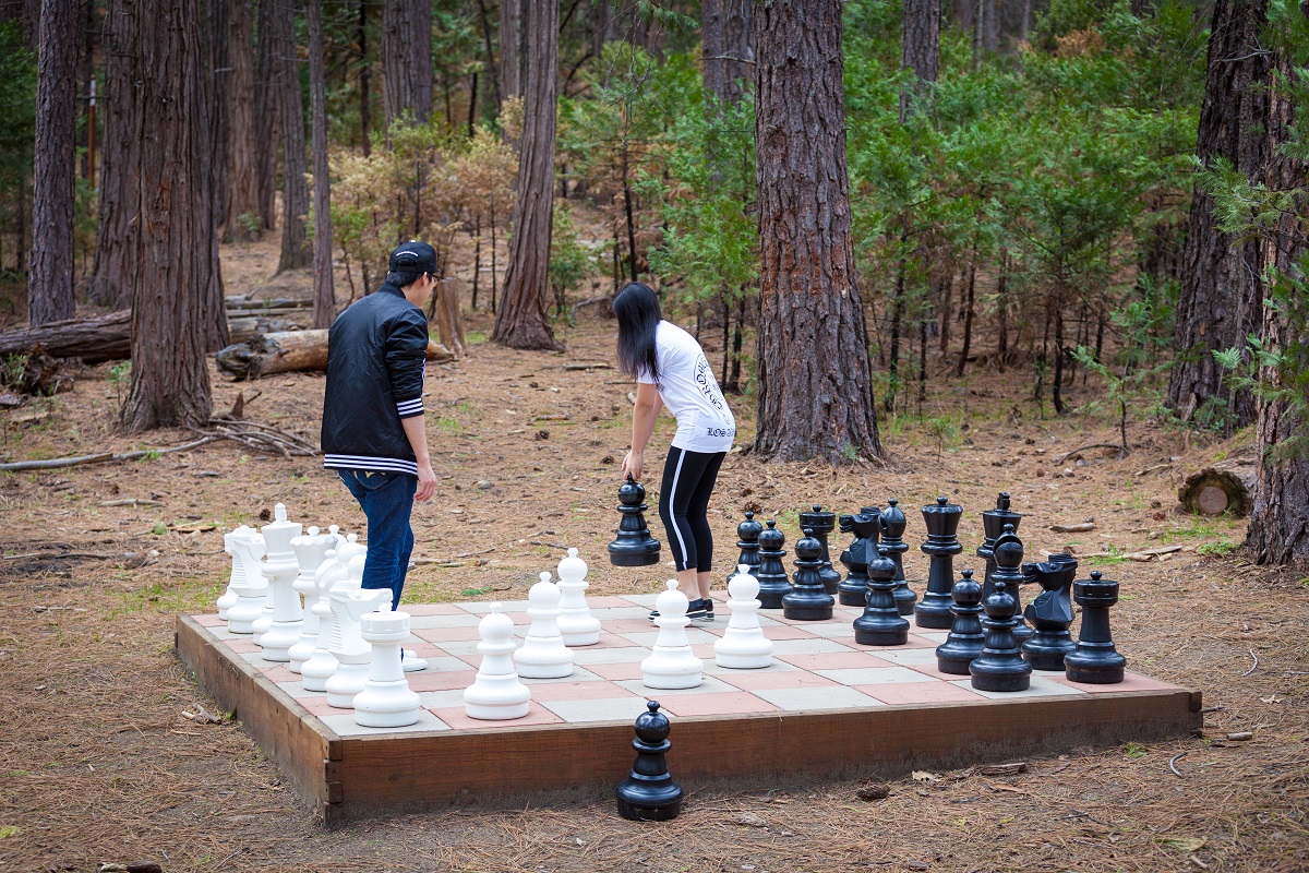 evergreen-lodge-giant-outdoor-chess