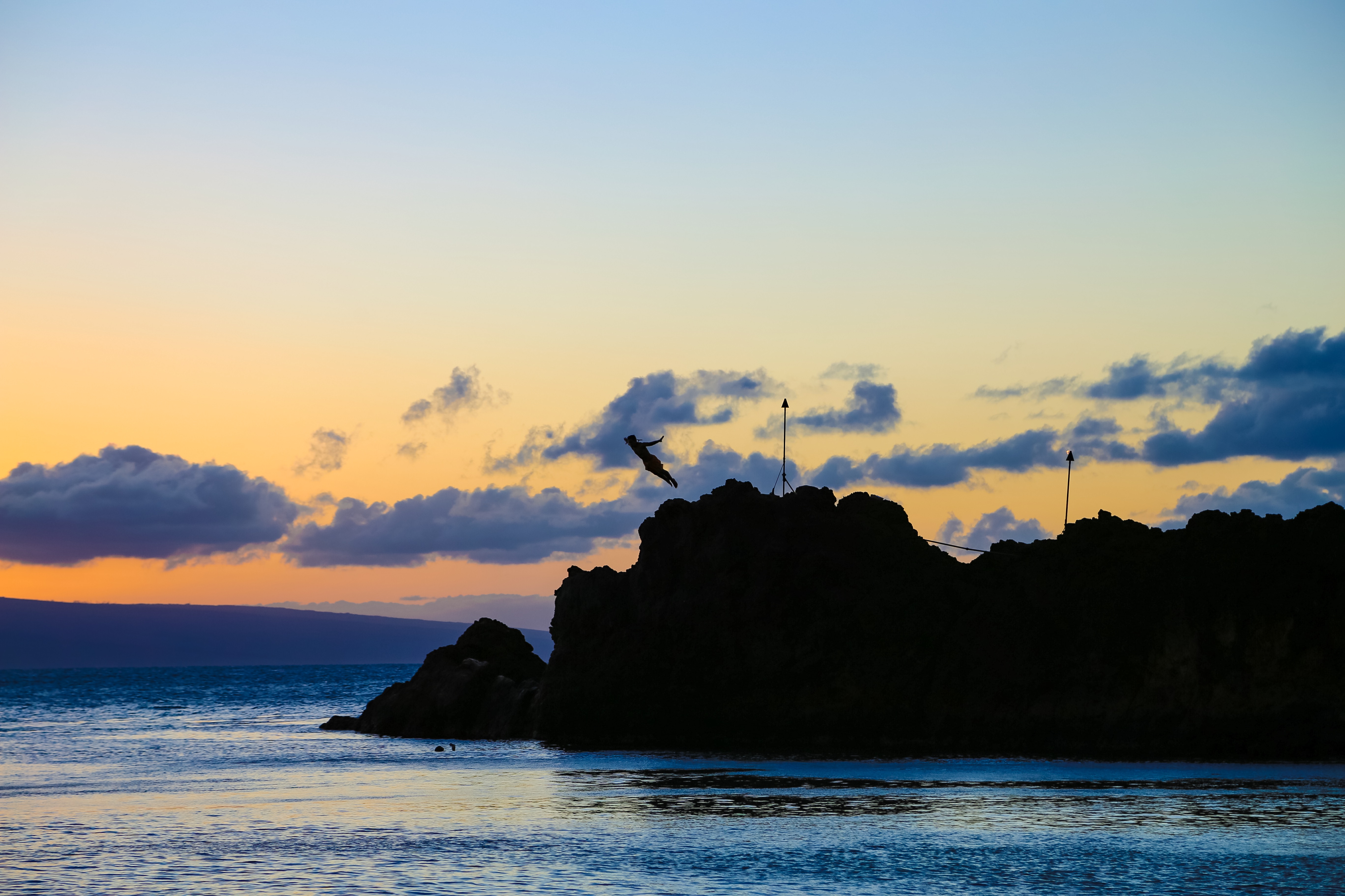 sheraton-mauis-nightly-cliff-dive-ritual