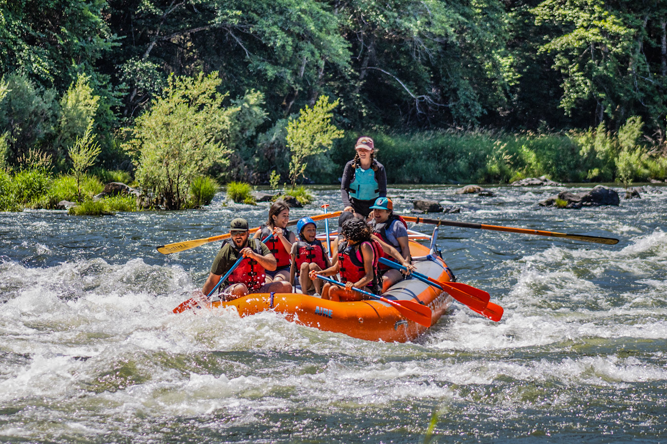 family-rafting-together-on-the-rogue-river