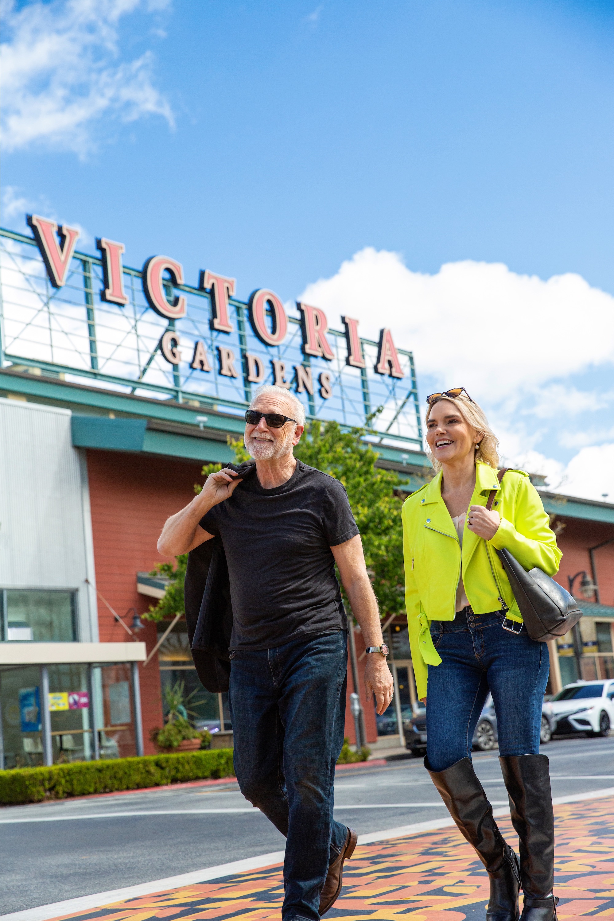 outdoor-shopping-at-victori-gardens